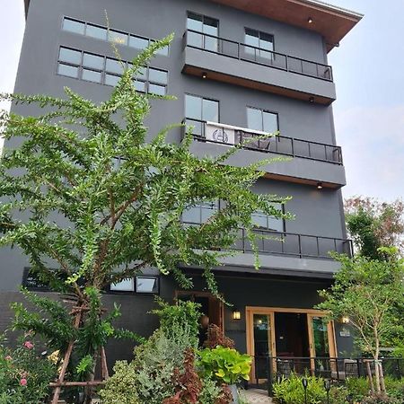 The Lantern Suites Ban Song Hong Екстер'єр фото